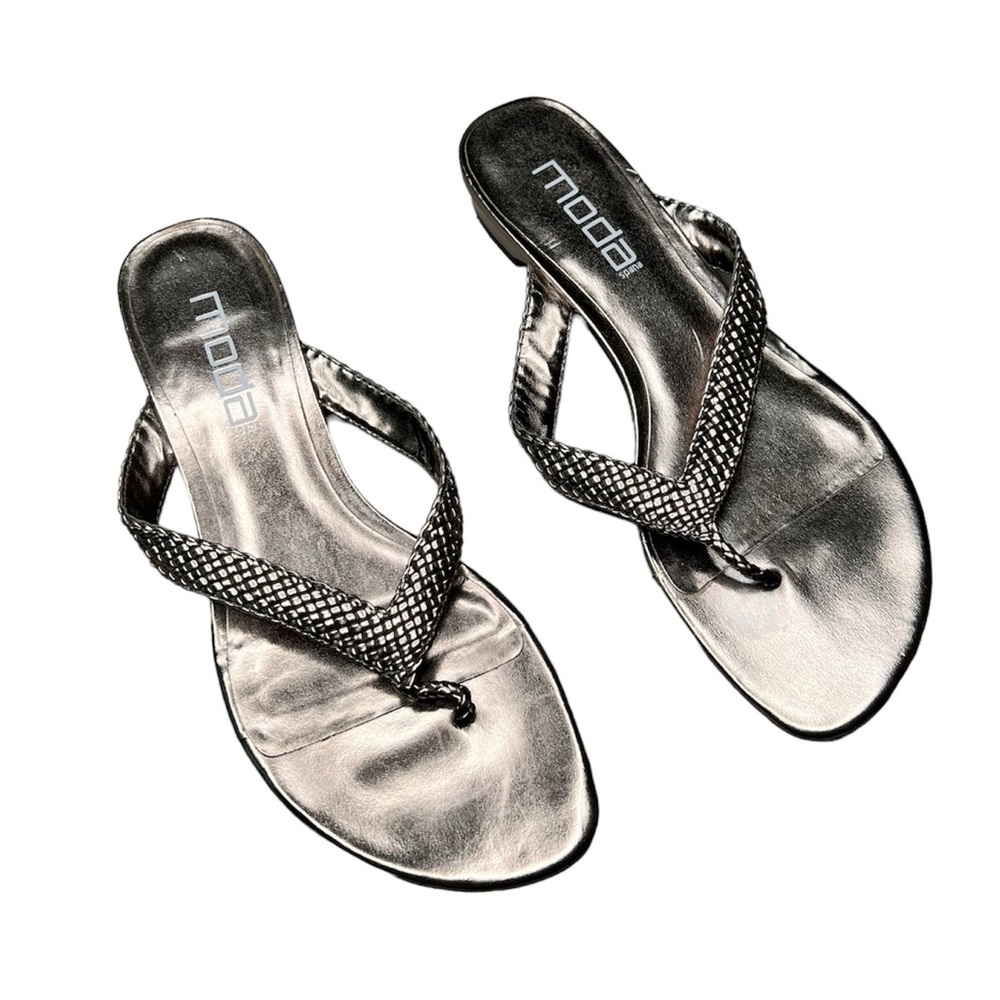 Moda Silver Metallic Thong Sandals 8